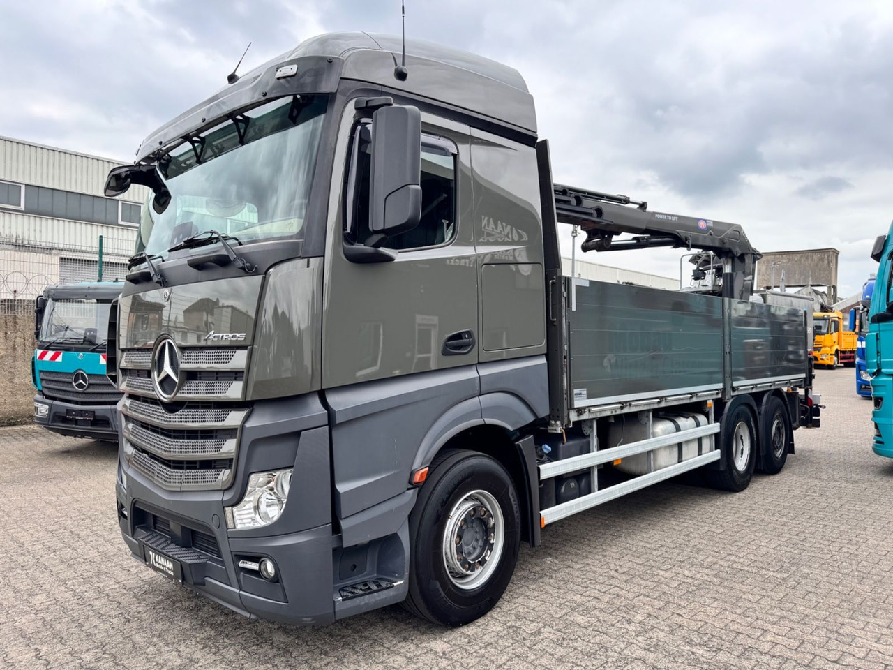 Mercedes-Benz 2545 Actros 4 Baustoffkran HMF Hochdach - Darus autó: 3 kép. Mercedes-Benz 2545 Actros 4 Baustoffkran HMF Hochdach - Darus autó: 3 kép.