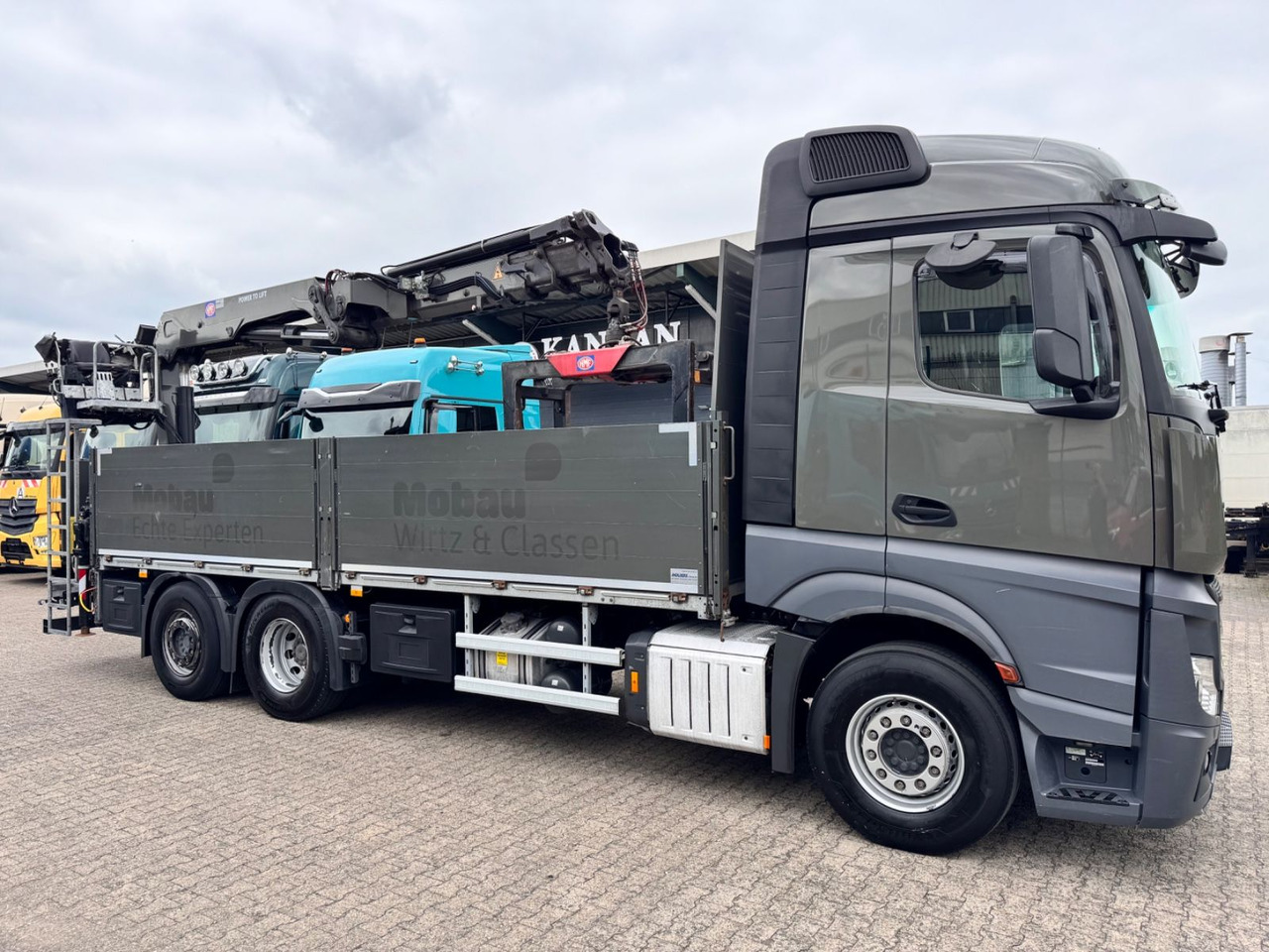 Mercedes-Benz 2545 Actros 4 Baustoffkran HMF Hochdach - Darus autó: 5 kép. Mercedes-Benz 2545 Actros 4 Baustoffkran HMF Hochdach - Darus autó: 5 kép.