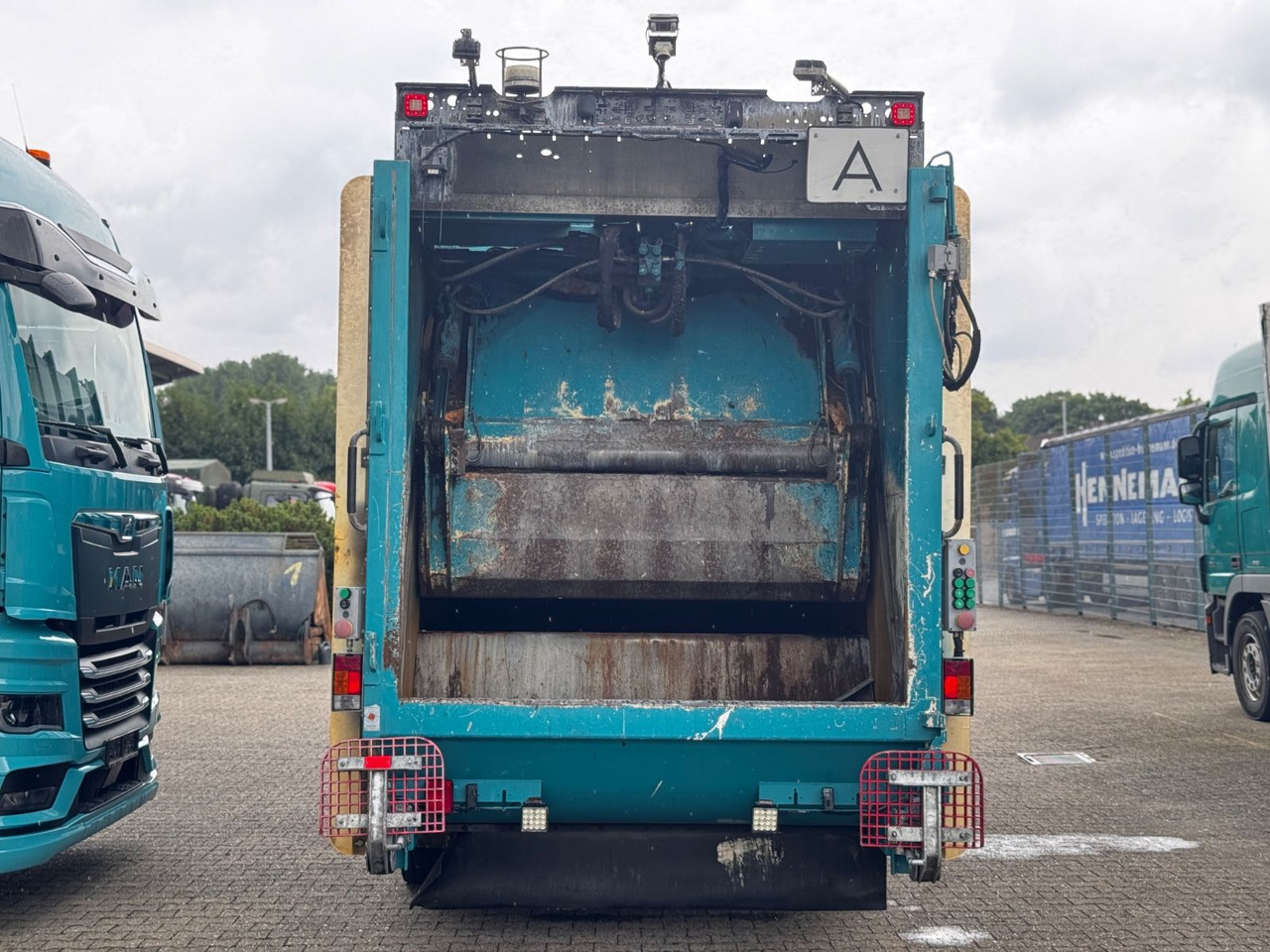 Mercedes-Benz 2630 Econic Müllwagen Zöller - Szemetesautó: 4 kép. Mercedes-Benz 2630 Econic Müllwagen Zöller - Szemetesautó: 4 kép.