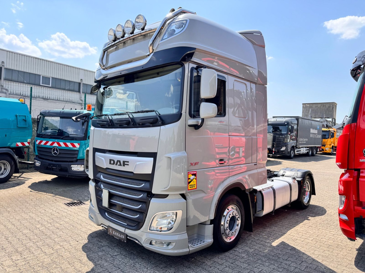 DAF XF 480 FT 4x2 SSC Low Deck Standklima ZF-Intard - Nyergesvontató: 3 kép. DAF XF 480 FT 4x2 SSC Low Deck Standklima ZF-Intard - Nyergesvontató: 3 kép.