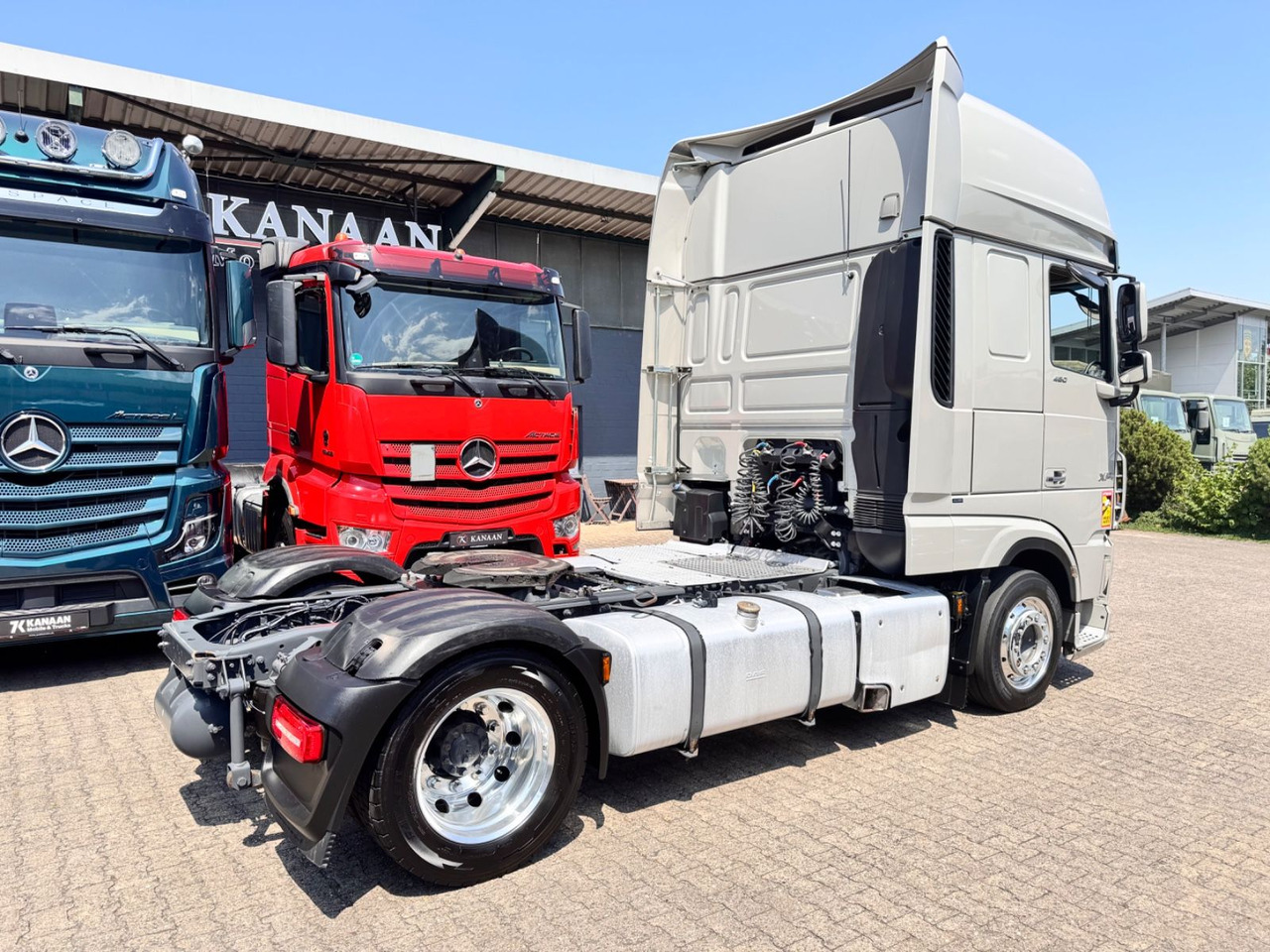 DAF XF 480 FT 4x2 SSC Low Deck Standklima ZF-Intard - Nyergesvontató: 4 kép. DAF XF 480 FT 4x2 SSC Low Deck Standklima ZF-Intard - Nyergesvontató: 4 kép.