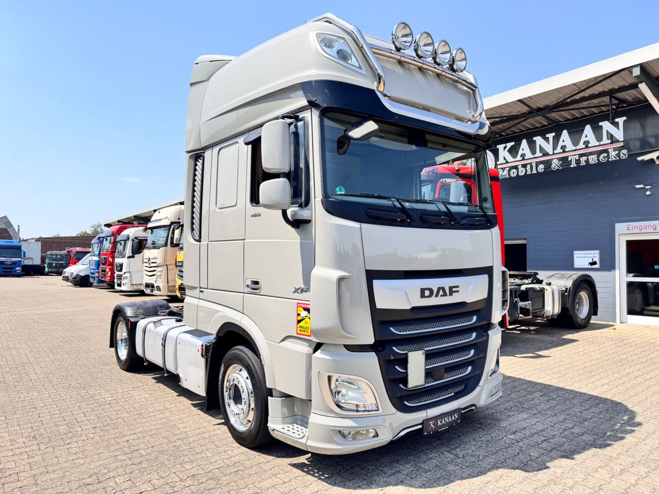 DAF XF 480 FT 4x2 SSC Low Deck Standklima ZF-Intard - Nyergesvontató: 1 kép. DAF XF 480 FT 4x2 SSC Low Deck Standklima ZF-Intard - Nyergesvontató: 1 kép.