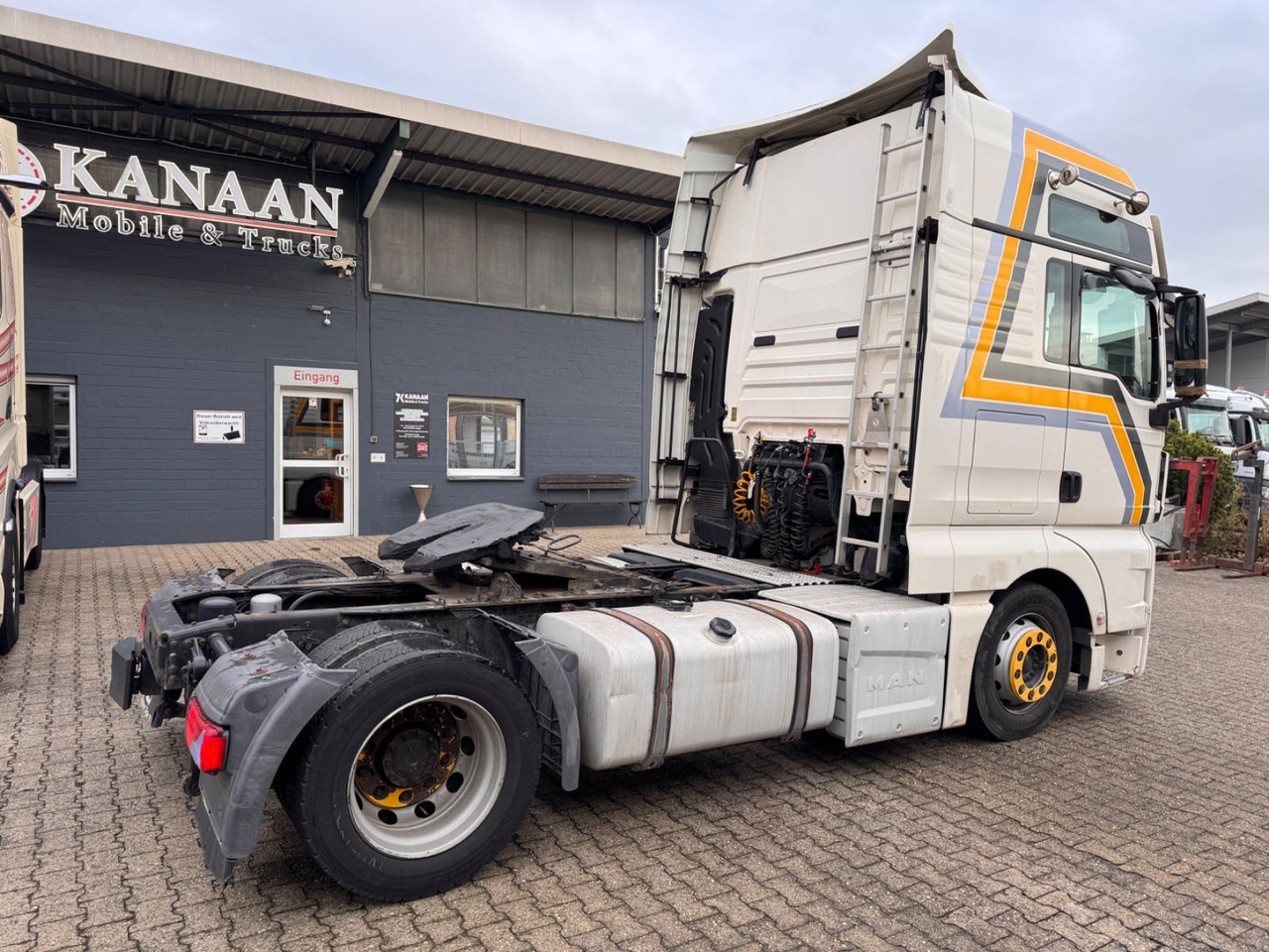 MAN TGX 18.440 4x2 LLS-U LowLiner XXL - Nyergesvontató: 4 kép. MAN TGX 18.440 4x2 LLS-U LowLiner XXL - Nyergesvontató: 4 kép.