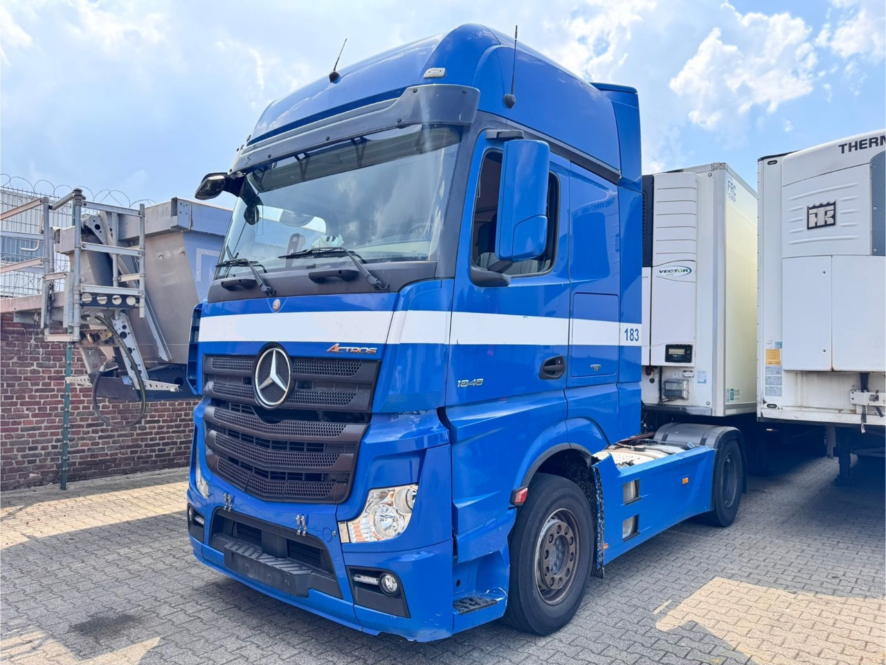 Mercedes-Benz 1848 LL Actros Hydraulik Walkingfloor/ Kipper - Nyergesvontató: 1 kép. Mercedes-Benz 1848 LL Actros Hydraulik Walkingfloor/ Kipper - Nyergesvontató: 1 kép.