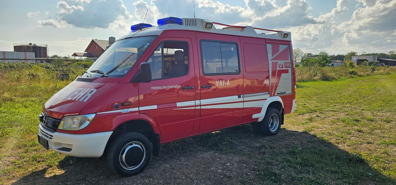 Mercedes-Benz Allrad Sprinter 416 Feuerwehr 4x4 VAN - Kisteherautó: 3 kép. Mercedes-Benz Allrad Sprinter 416 Feuerwehr 4x4 VAN - Kisteherautó: 3 kép.