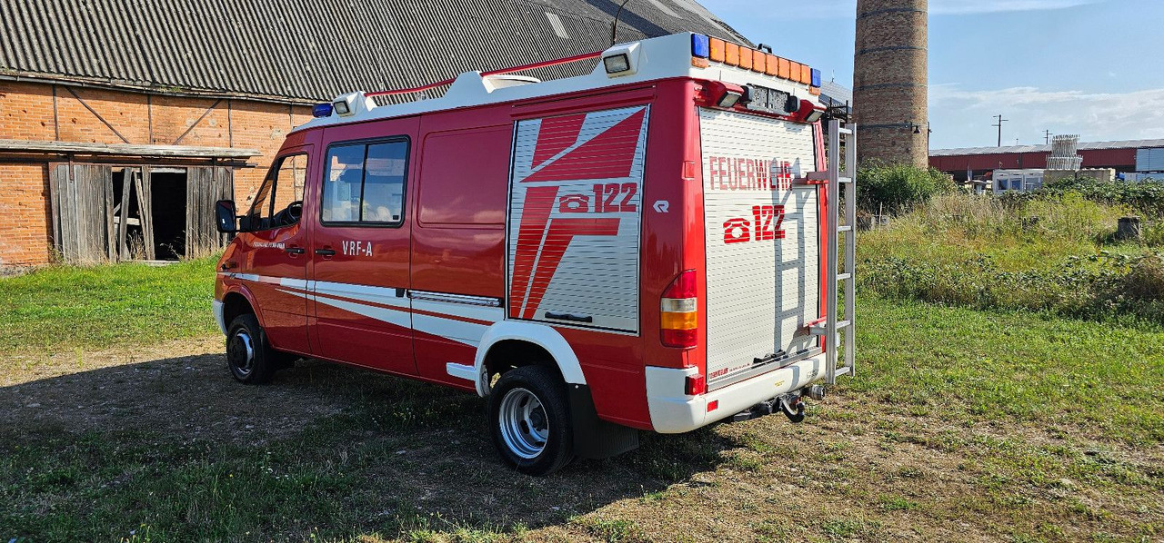 Mercedes-Benz Allrad Sprinter 416 Feuerwehr 4x4 VAN - Kisteherautó: 4 kép. Mercedes-Benz Allrad Sprinter 416 Feuerwehr 4x4 VAN - Kisteherautó: 4 kép.