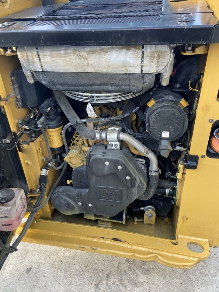 CAT 226 D3 (5867) - Mini homlokrakodó: 5 kép. CAT 226 D3 (5867) - Mini homlokrakodó: 5 kép.