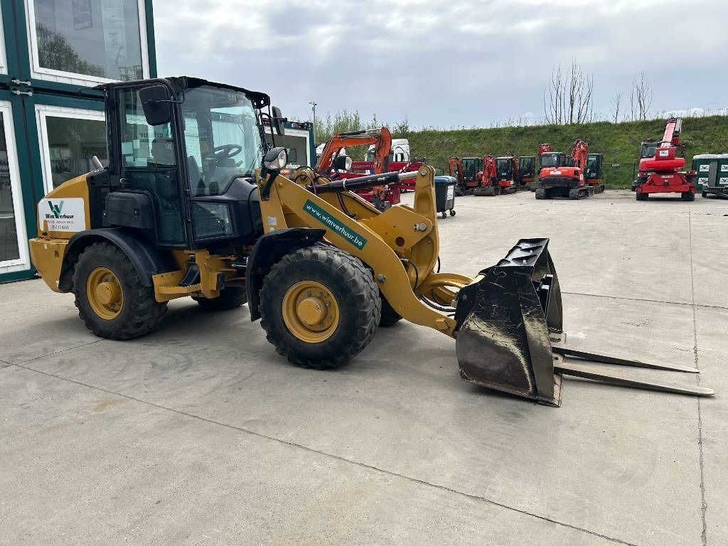 CAT 906 - Mini homlokrakodó: 4 kép. CAT 906 - Mini homlokrakodó: 4 kép.