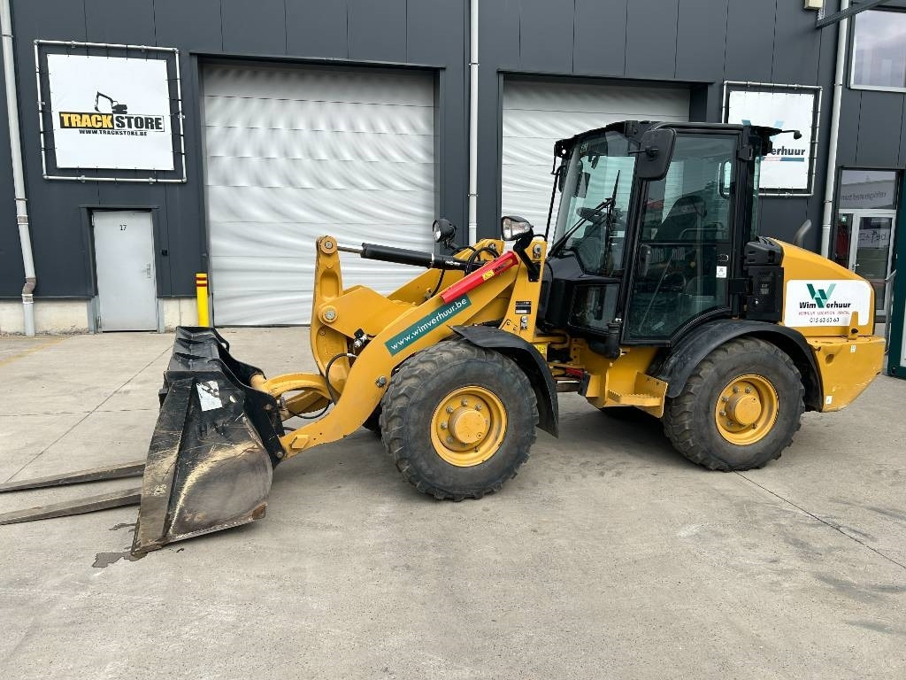 CAT 906 - Mini homlokrakodó: 1 kép. CAT 906 - Mini homlokrakodó: 1 kép.