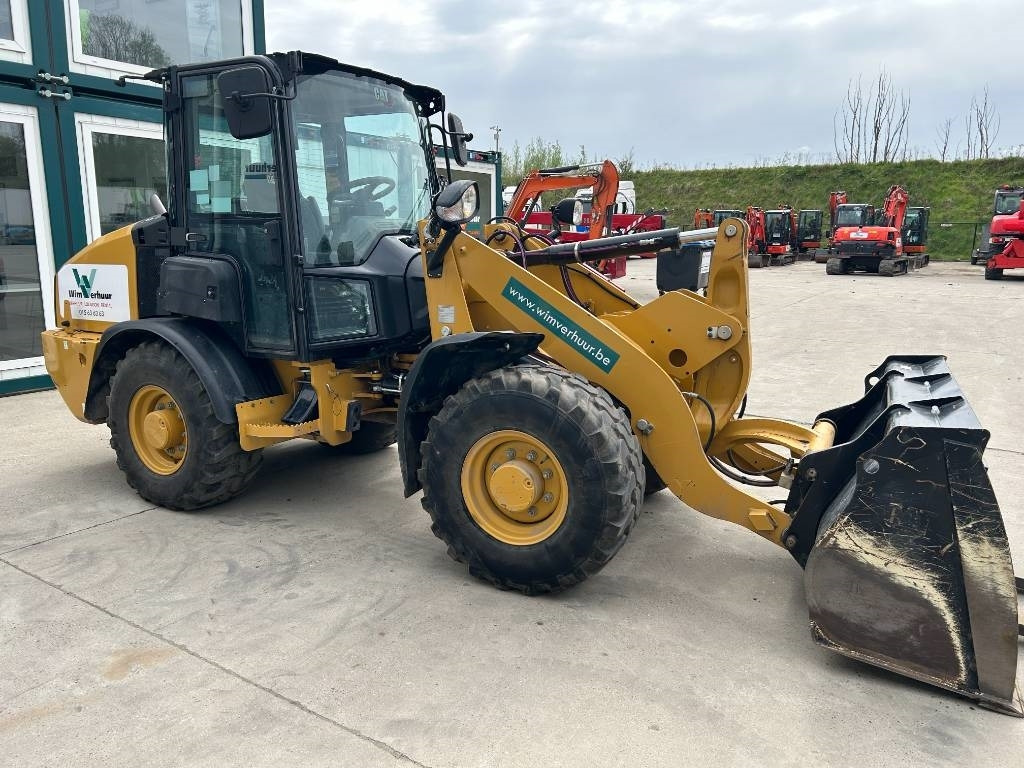 CAT 906 - Mini homlokrakodó: 5 kép. CAT 906 - Mini homlokrakodó: 5 kép.
