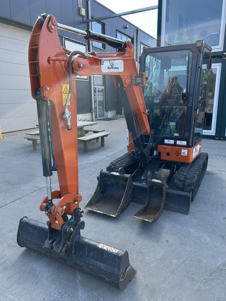Hitachi ZX26U-6 (9989) - Minikotró: 4 kép. Hitachi ZX26U-6 (9989) - Minikotró: 4 kép.