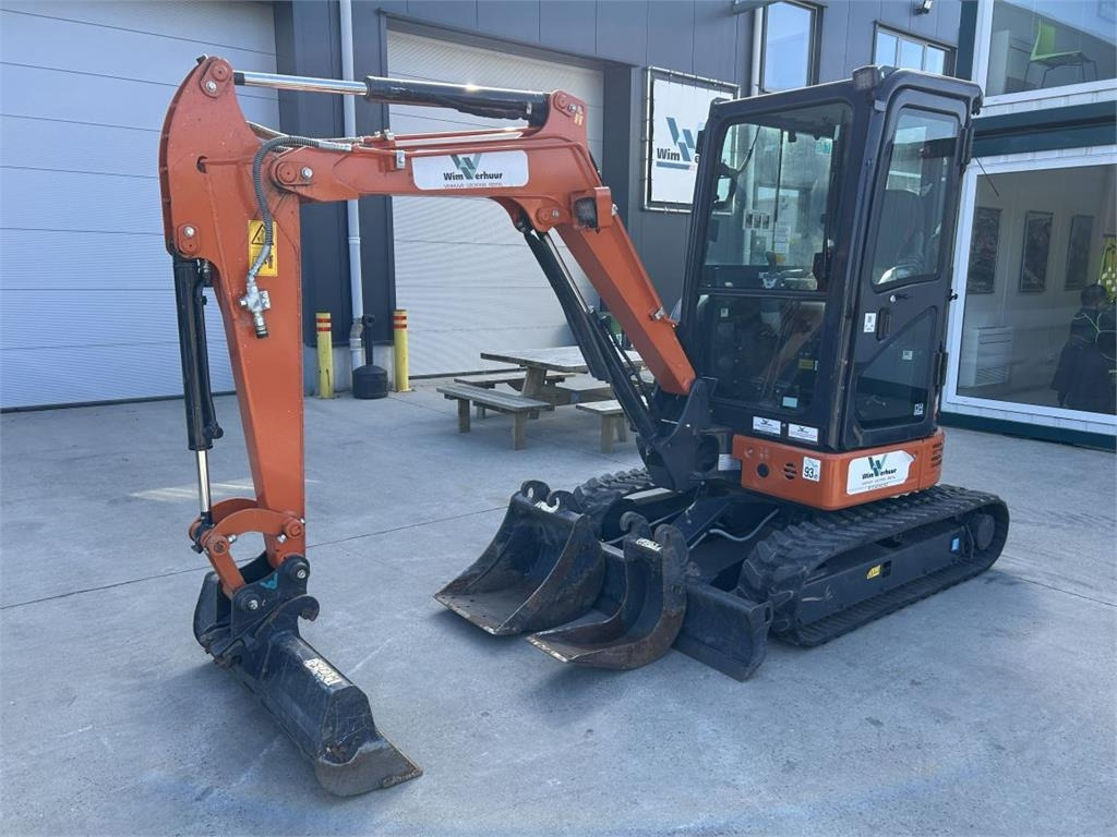 Hitachi ZX26U-6 (9989) - Minikotró: 2 kép. Hitachi ZX26U-6 (9989) - Minikotró: 2 kép.