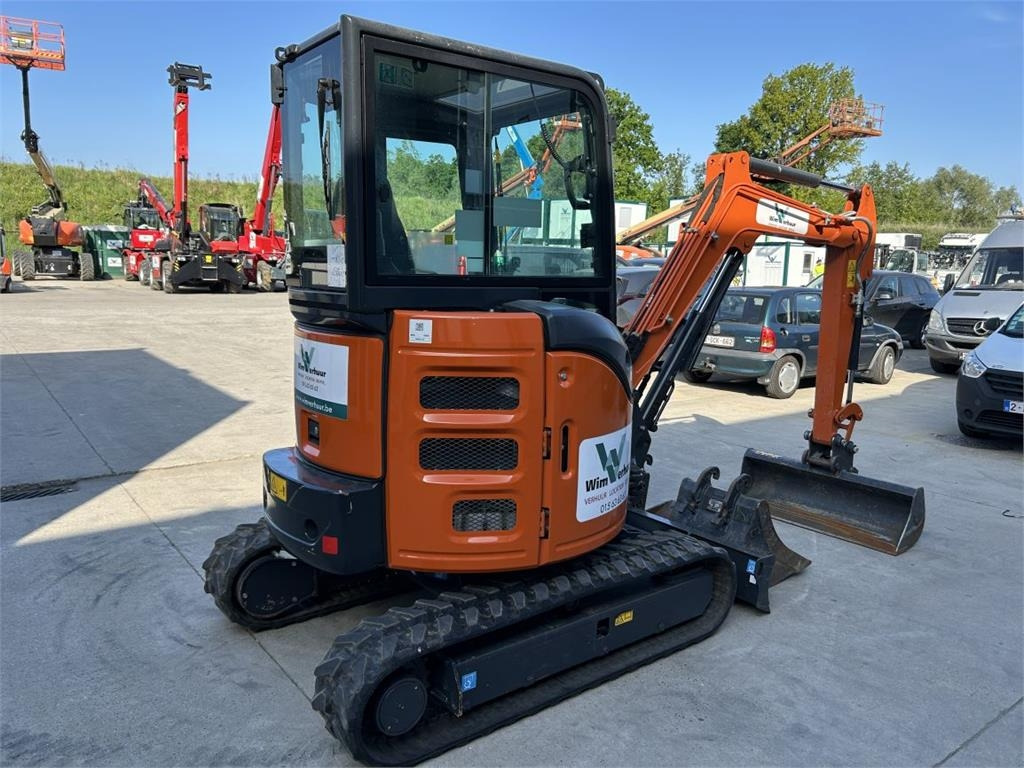Hitachi ZX26U-6 (9989) - Minikotró: 5 kép. Hitachi ZX26U-6 (9989) - Minikotró: 5 kép.
