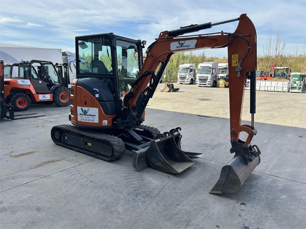 Hitachi ZX33U-6 (7740) - Minikotró: 4 kép. Hitachi ZX33U-6 (7740) - Minikotró: 4 kép.