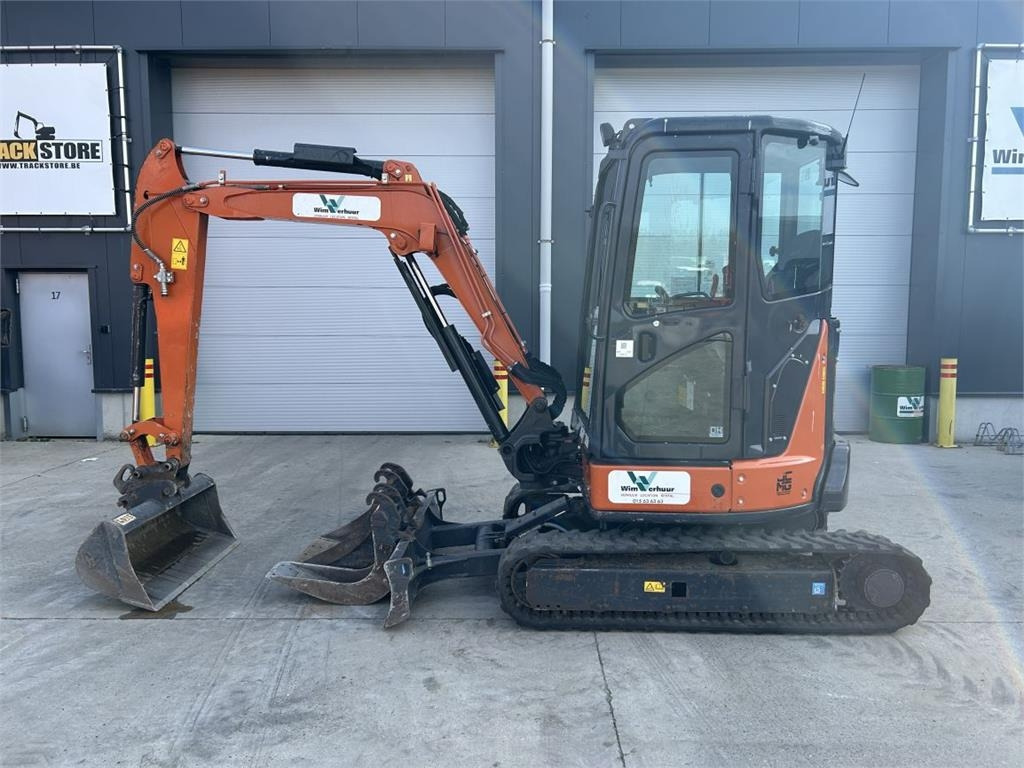 Hitachi ZX33U-6 (7740) - Minikotró: 1 kép. Hitachi ZX33U-6 (7740) - Minikotró: 1 kép.