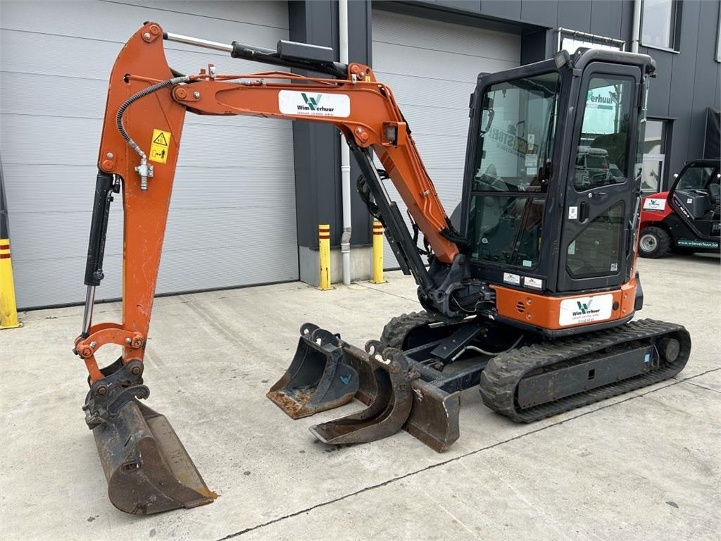 Hitachi ZX33U-6 (7789) - Minikotró: 2 kép. Hitachi ZX33U-6 (7789) - Minikotró: 2 kép.