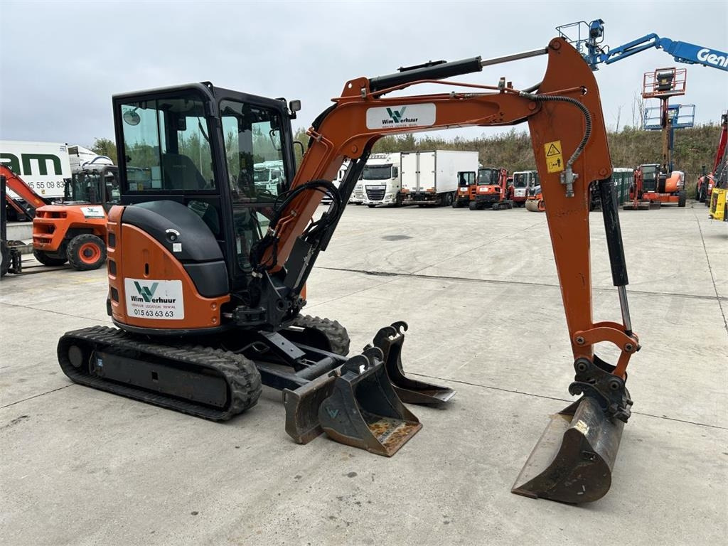 Hitachi ZX33U-6 (7789) - Minikotró: 5 kép. Hitachi ZX33U-6 (7789) - Minikotró: 5 kép.