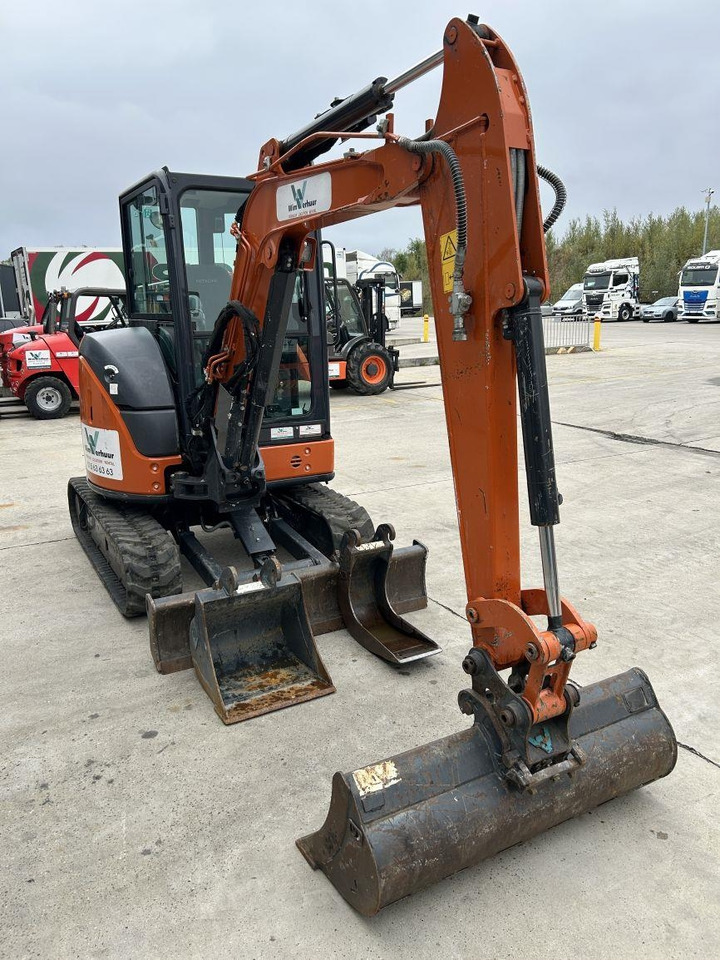 Hitachi ZX33U-6 (7789) - Minikotró: 3 kép. Hitachi ZX33U-6 (7789) - Minikotró: 3 kép.