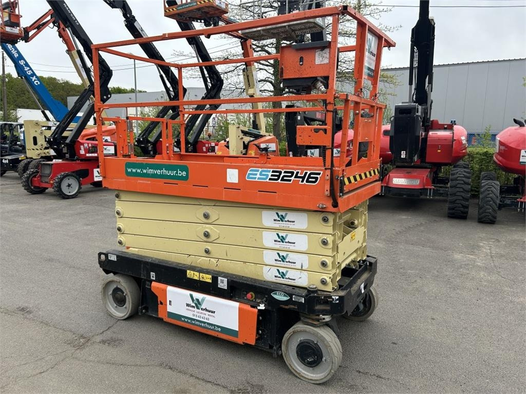 JLG 3246ES (6778) - Ollós emelő: 5 kép. JLG 3246ES (6778) - Ollós emelő: 5 kép.