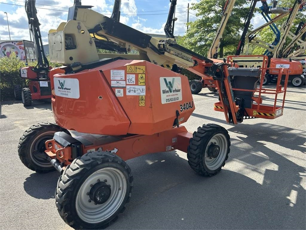 JLG 340AJ (4566) - Személyemelő: 1 kép. JLG 340AJ (4566) - Személyemelő: 1 kép.