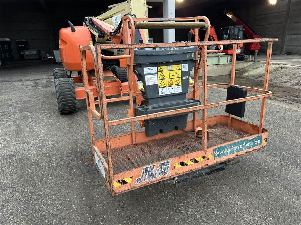 JLG 450AJ (3216) - Személyemelő: 4 kép. JLG 450AJ (3216) - Személyemelő: 4 kép.