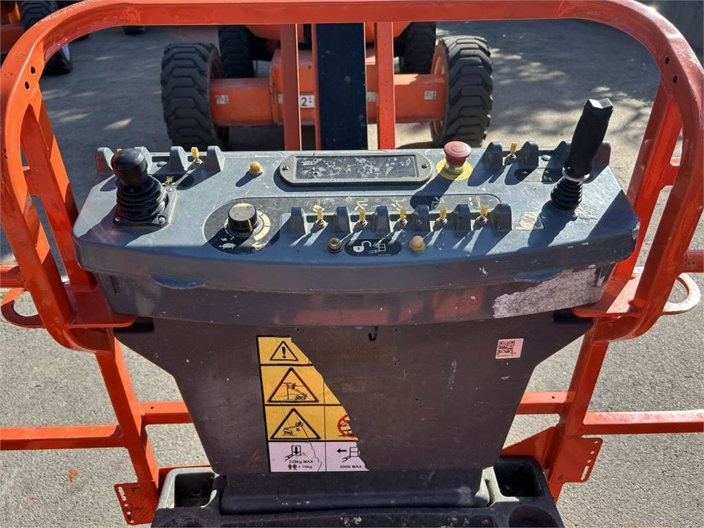 JLG 600 AJ (3218) - Személyemelő: 3 kép. JLG 600 AJ (3218) - Személyemelő: 3 kép.