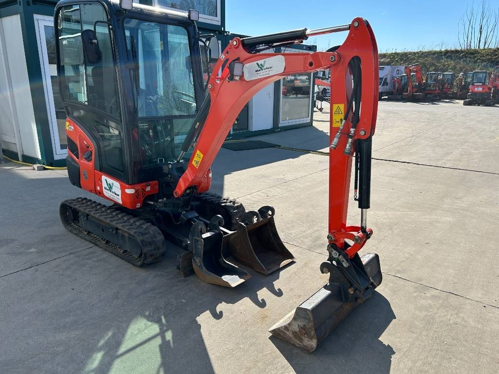 Kubota KX 019-4 - Minikotró: 3 kép. Kubota KX 019-4 - Minikotró: 3 kép.