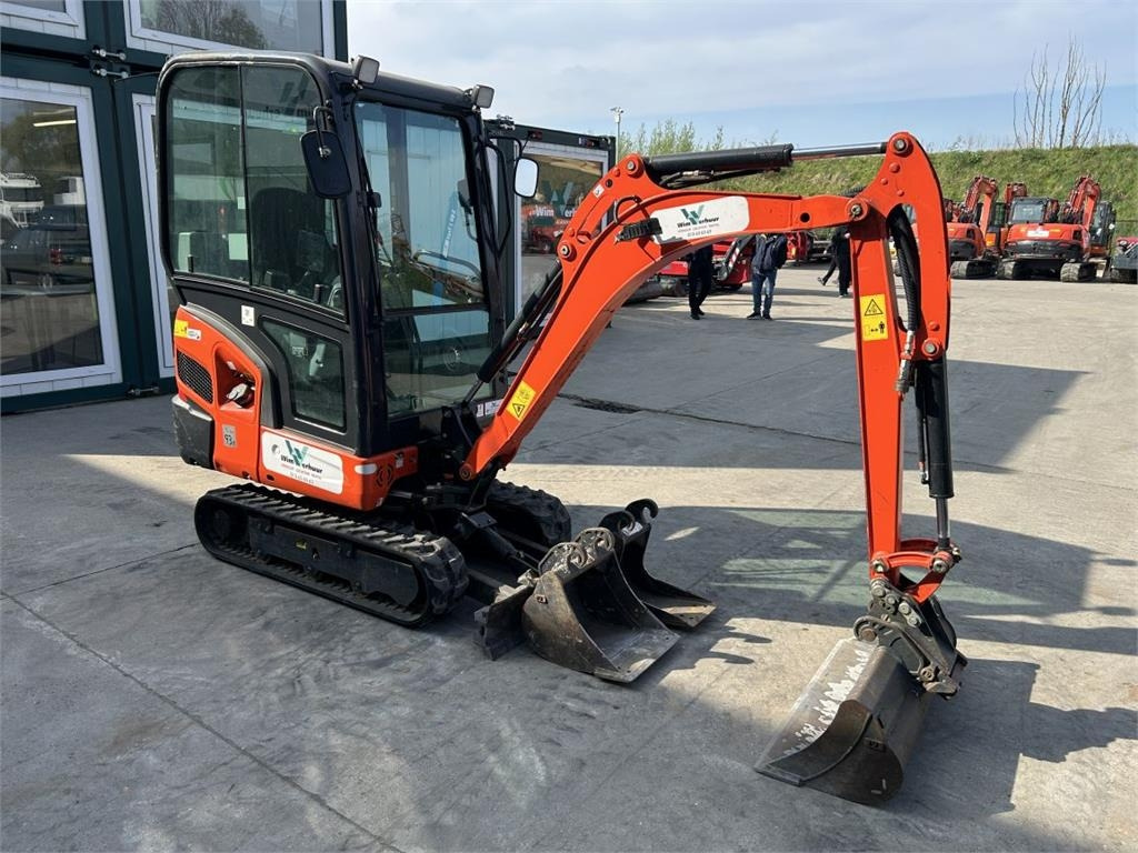 Kubota KX019-4 (8684) - Minikotró: 2 kép. Kubota KX019-4 (8684) - Minikotró: 2 kép.