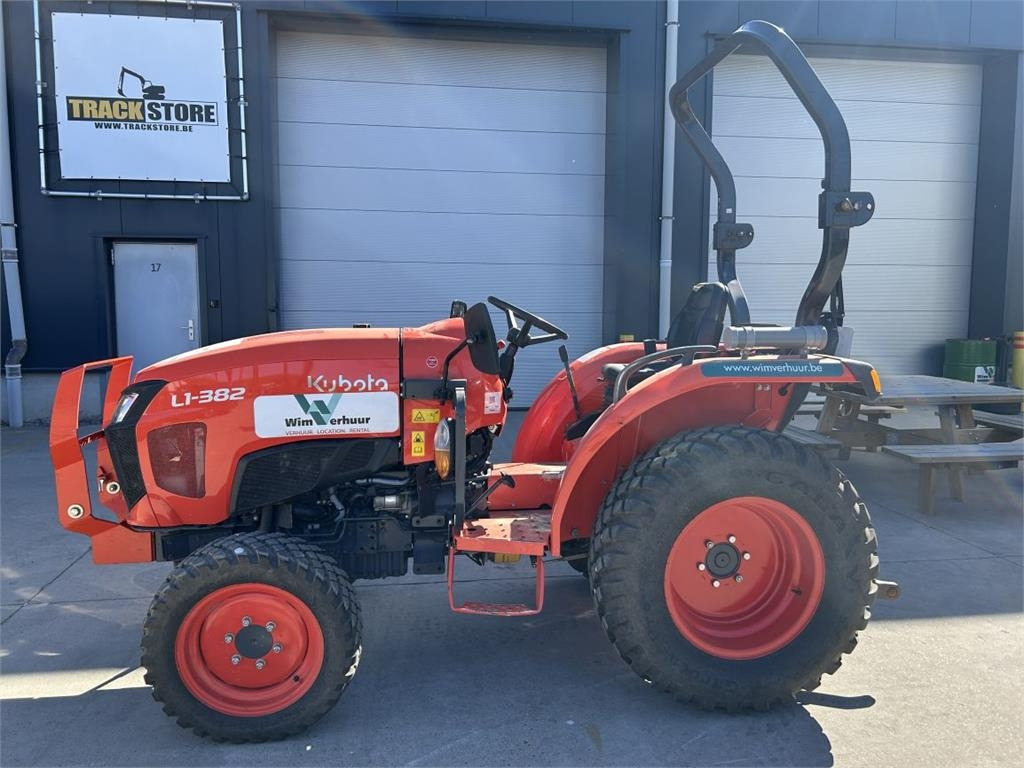 Kubota L1-382 (5283) - Kommunális traktor: 1 kép. Kubota L1-382 (5283) - Kommunális traktor: 1 kép.