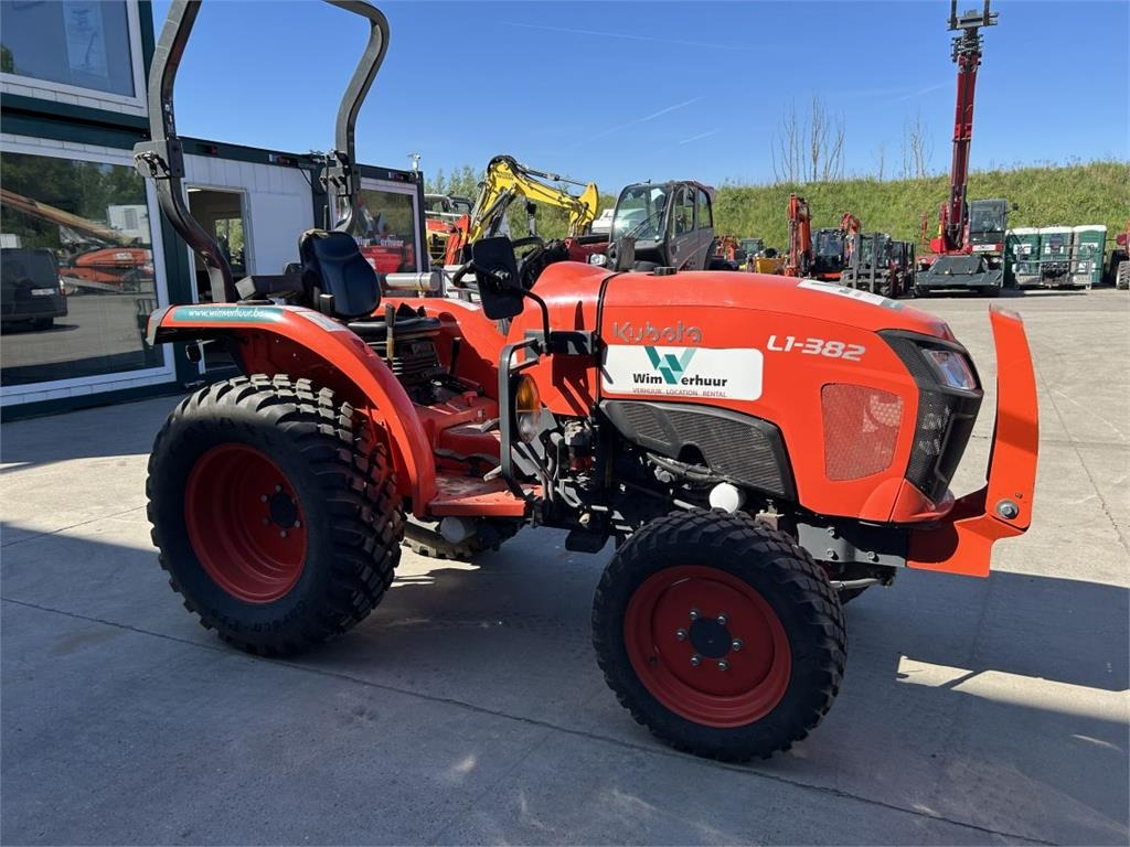 Kubota L1-382 (5283) - Kommunális traktor: 4 kép. Kubota L1-382 (5283) - Kommunális traktor: 4 kép.