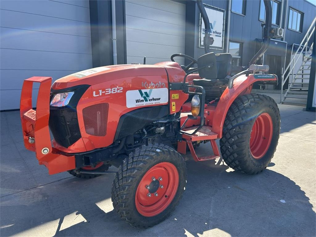 Kubota L1-382 (5283) - Kommunális traktor: 2 kép. Kubota L1-382 (5283) - Kommunális traktor: 2 kép.