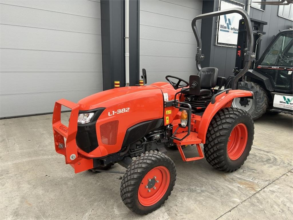 Kubota L1-382 (7325) - Kommunális traktor: 1 kép. Kubota L1-382 (7325) - Kommunális traktor: 1 kép.