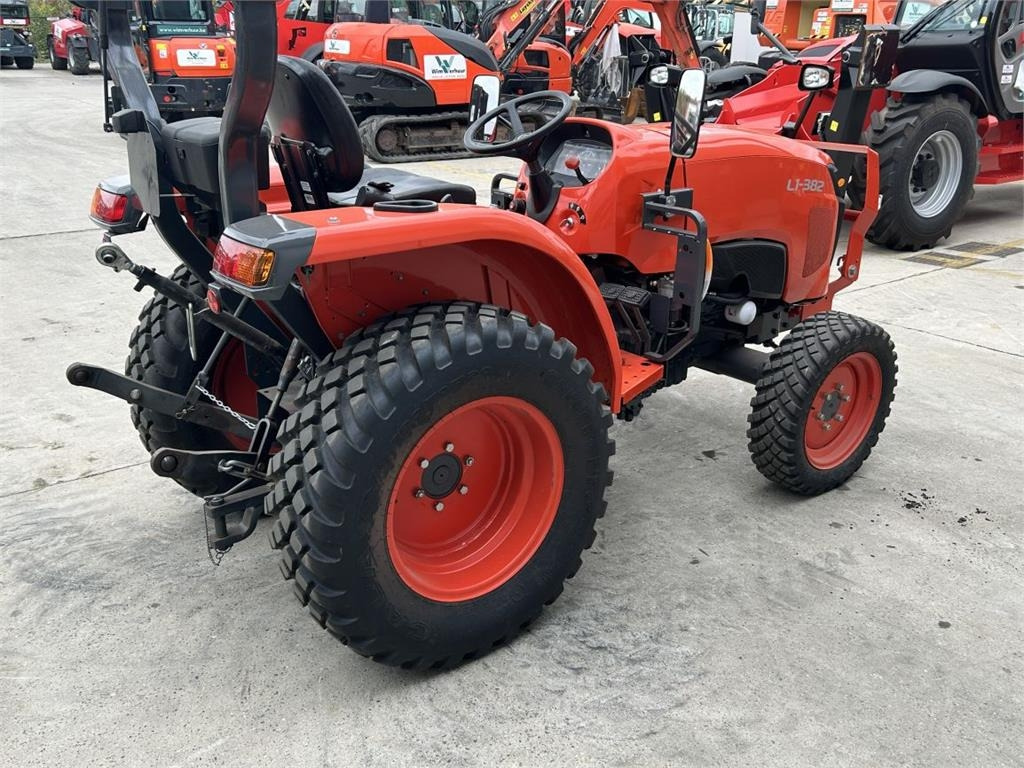 Kubota L1-382 (7325) - Kommunális traktor: 4 kép. Kubota L1-382 (7325) - Kommunális traktor: 4 kép.