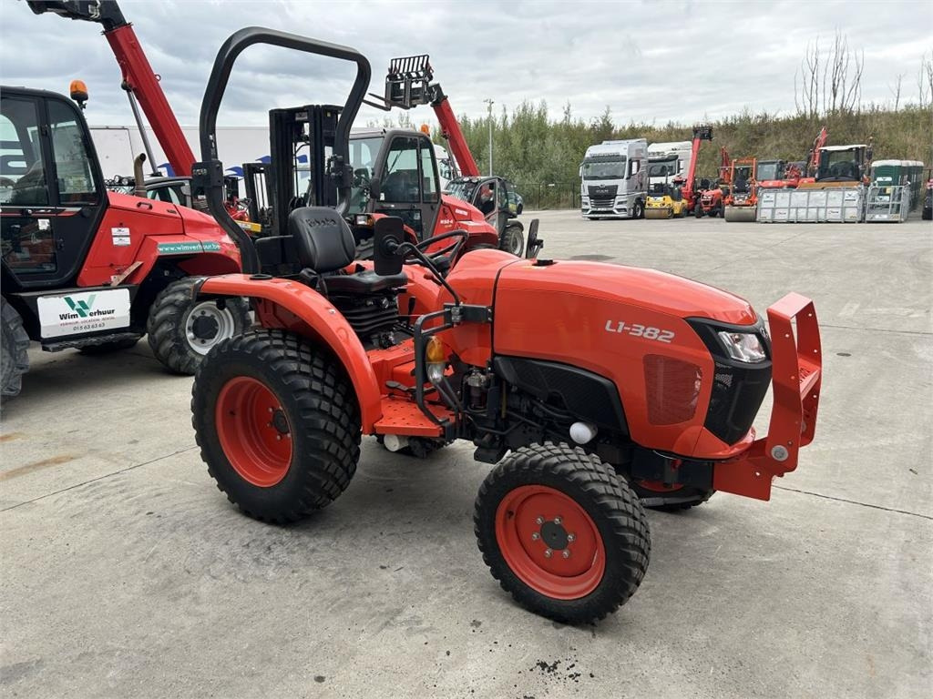 Kubota L1-382 (7325) - Kommunális traktor: 2 kép. Kubota L1-382 (7325) - Kommunális traktor: 2 kép.