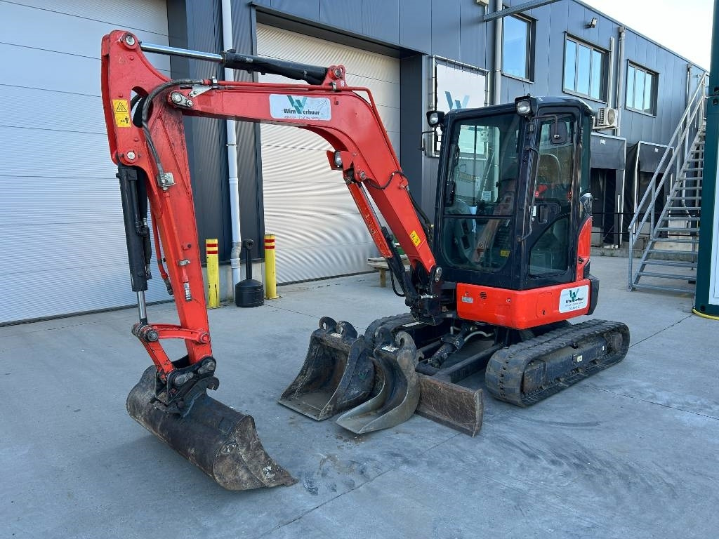 Kubota U 36-4 - Minikotró: 2 kép. Kubota U 36-4 - Minikotró: 2 kép.