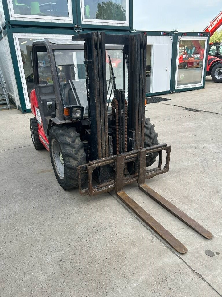 Manitou MH 25.4 - Terepjáró képességű targoncá: 3 kép. Manitou MH 25.4 - Terepjáró képességű targoncá: 3 kép.