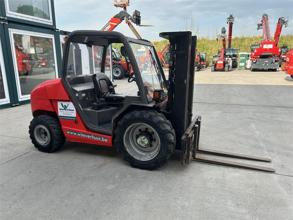 Manitou MH25-4 - Terepjáró képességű targoncá: 2 kép. Manitou MH25-4 - Terepjáró képességű targoncá: 2 kép.