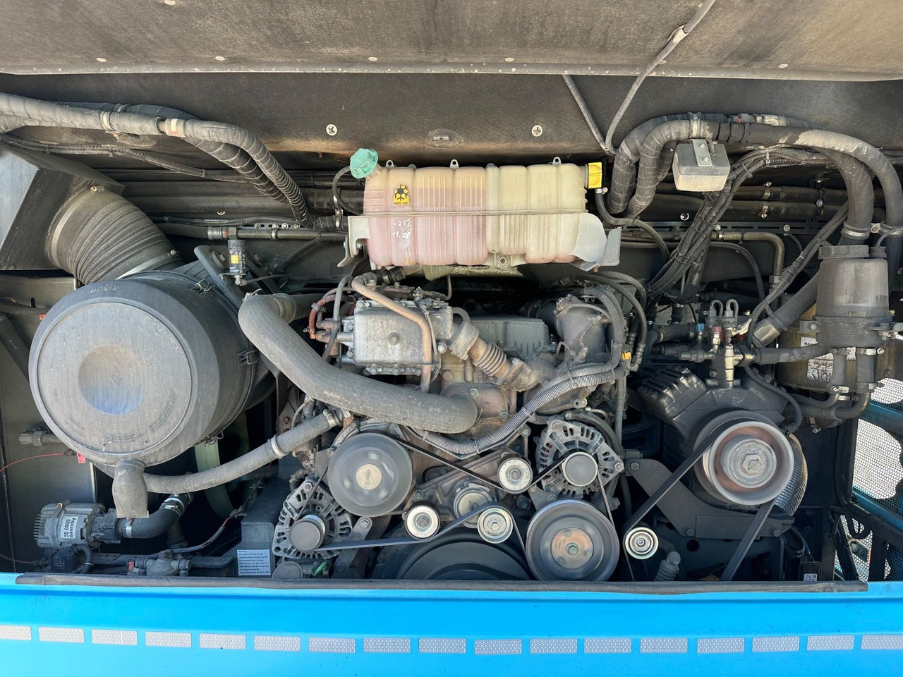 MAN R08 Lions Coach L (60 Sitze*Schalt) - Távolsági busz: 3 kép. MAN R08 Lions Coach L (60 Sitze*Schalt) - Távolsági busz: 3 kép.