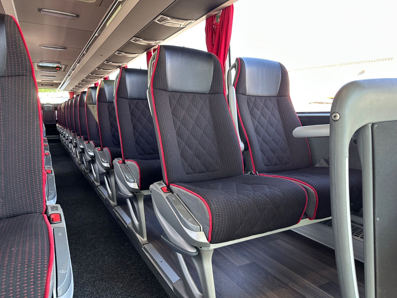 Mercedes-Benz O350 Tourismo 16 RHD-M (55 Sitze*wenig Km*TOP) - Távolsági busz: 5 kép. Mercedes-Benz O350 Tourismo 16 RHD-M (55 Sitze*wenig Km*TOP) - Távolsági busz: 5 kép.