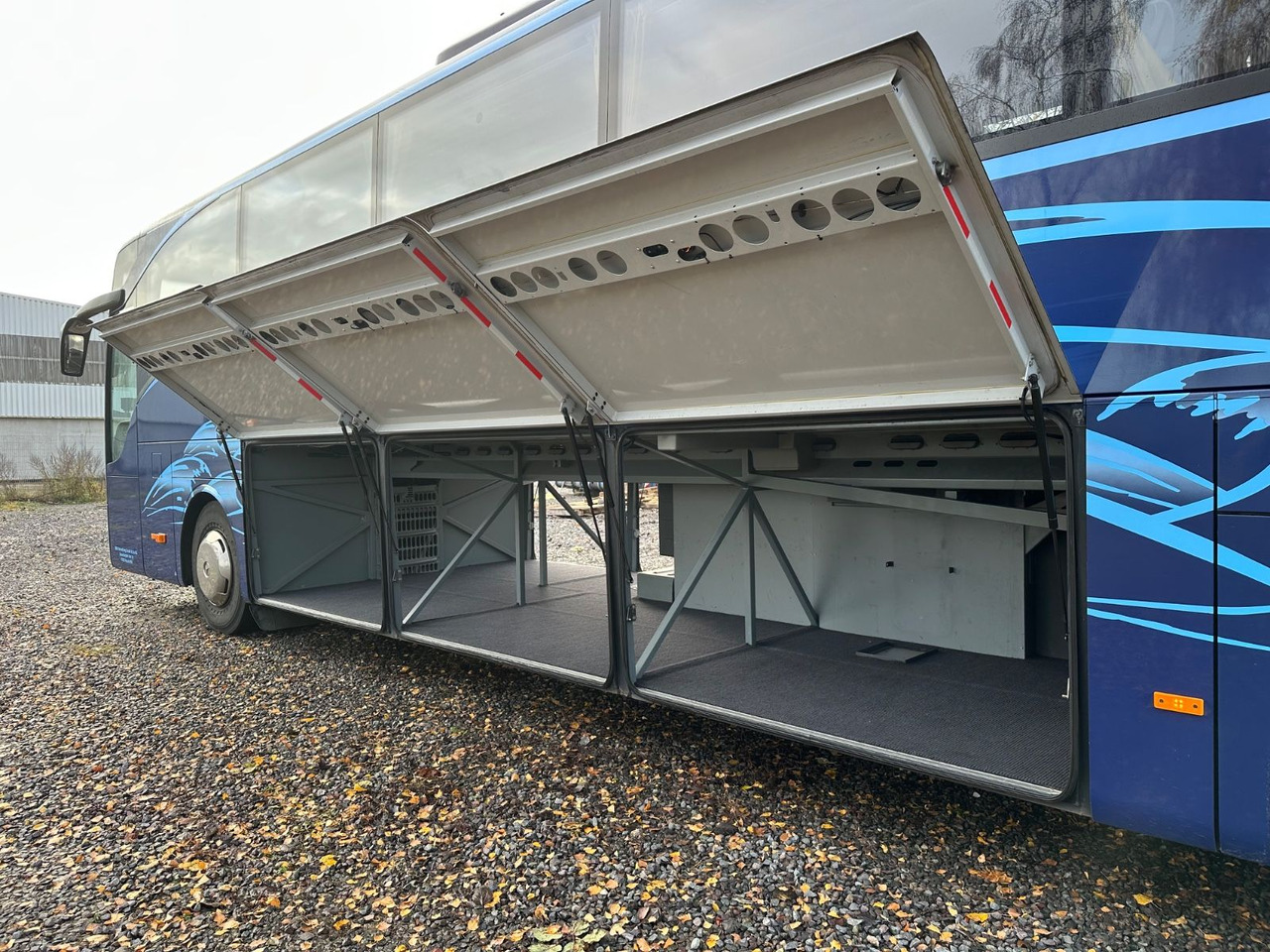 Mercedes-Benz Tourismo O350 17 RHD-L (59Sitze*DE*TOP) - Távolsági busz: 4 kép. Mercedes-Benz Tourismo O350 17 RHD-L (59Sitze*DE*TOP) - Távolsági busz: 4 kép.