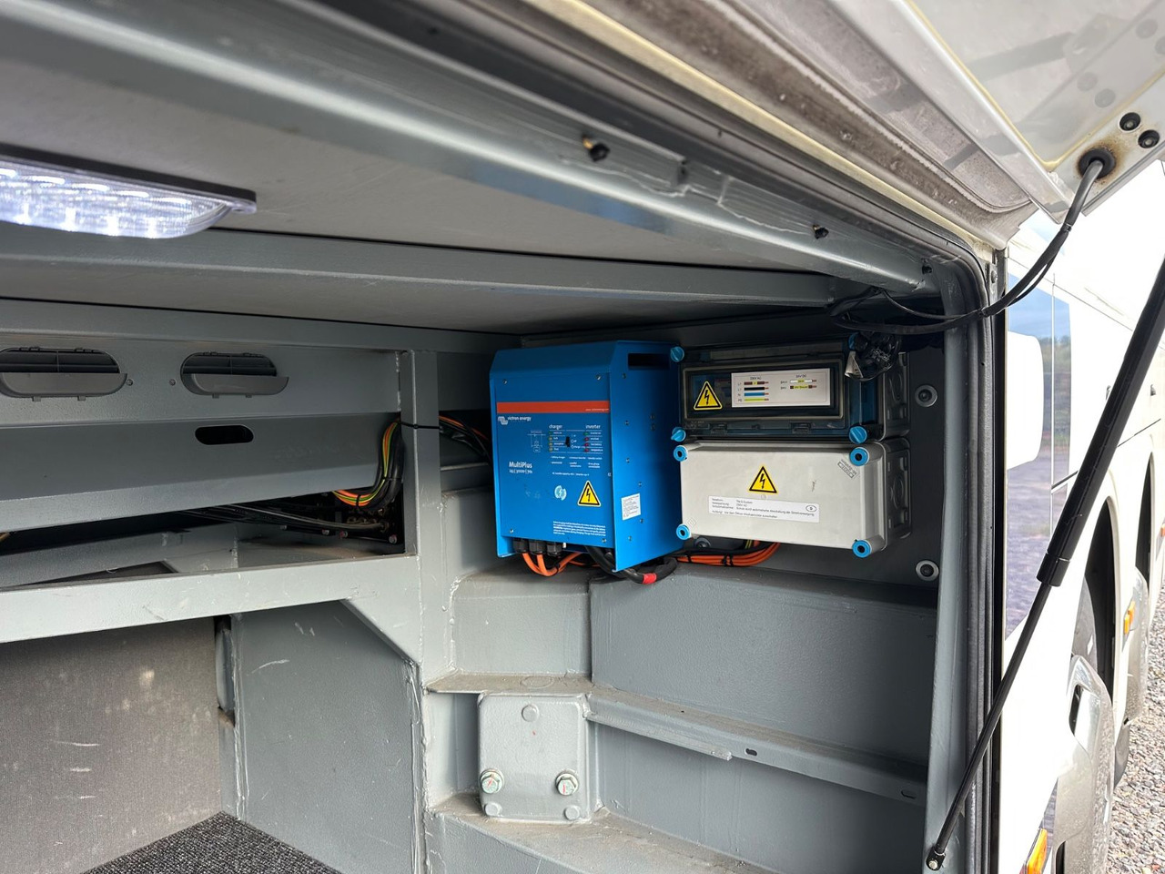 Mercedes-Benz Tourismo O350 17 RHD-L (60 Sitze*341.tKM*DE*TOP) - Távolsági busz: 5 kép. Mercedes-Benz Tourismo O350 17 RHD-L (60 Sitze*341.tKM*DE*TOP) - Távolsági busz: 5 kép.