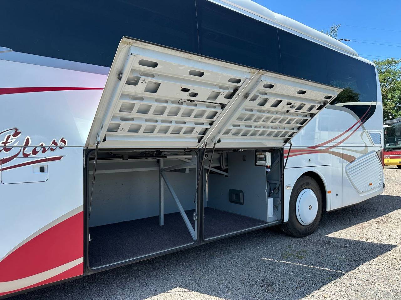 Setra S 511 HD (Küche*WC*DE-Bus*38 Sitze) - Távolsági busz: 4 kép. Setra S 511 HD (Küche*WC*DE-Bus*38 Sitze) - Távolsági busz: 4 kép.