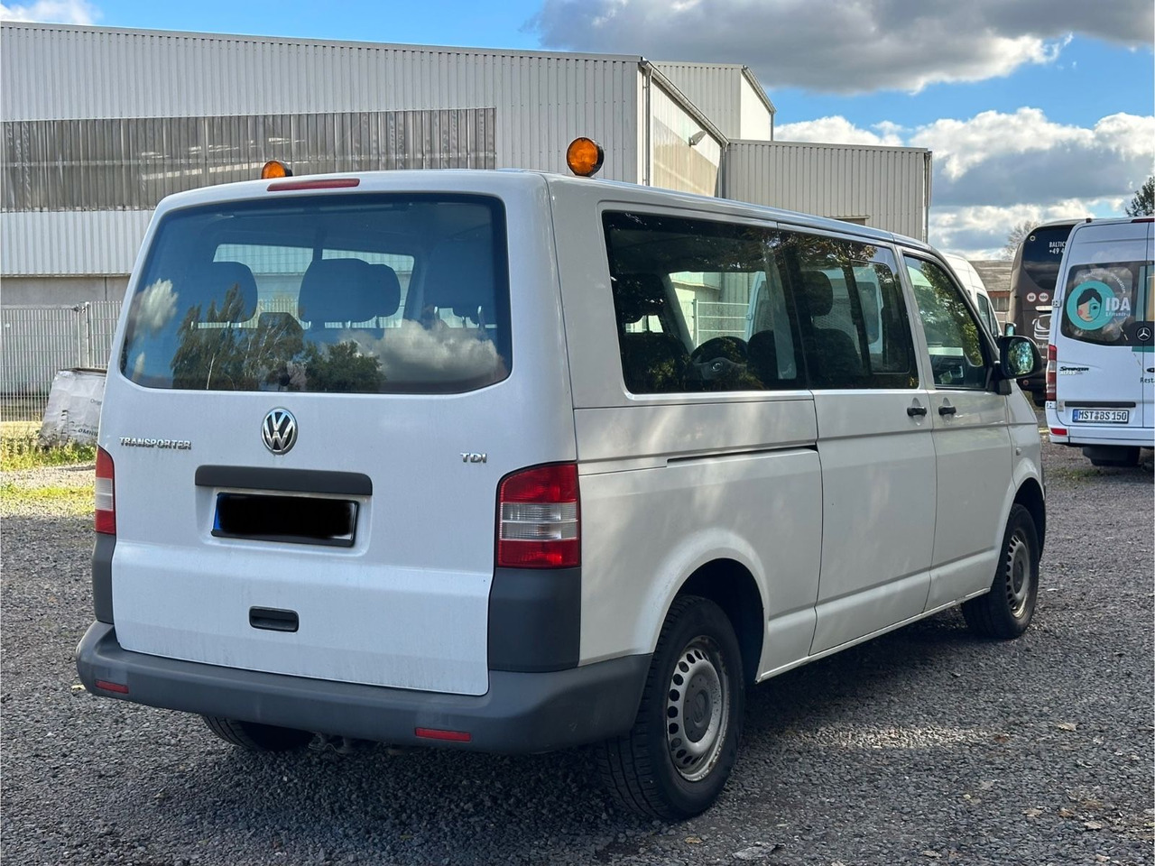 Volkswagen T5 Kombi - Kisbusz: 2 kép. Volkswagen T5 Kombi - Kisbusz: 2 kép.