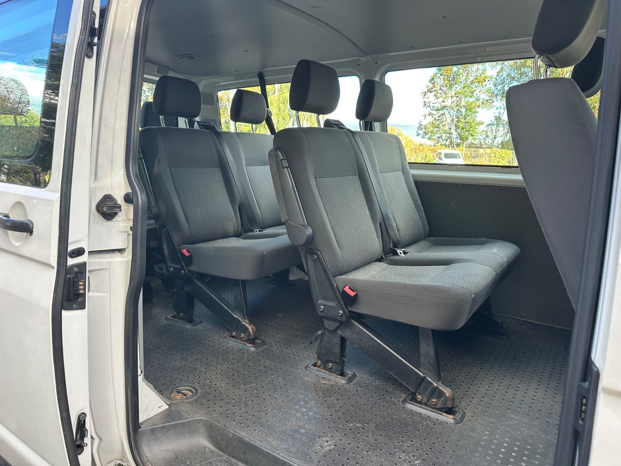 Volkswagen T5 Kombi - Kisbusz: 4 kép. Volkswagen T5 Kombi - Kisbusz: 4 kép.