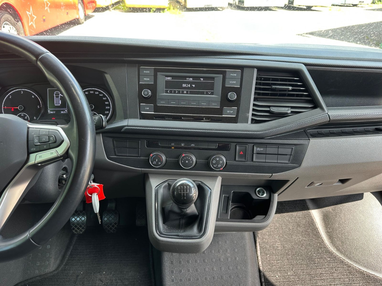 Kisbusz Volkswagen T6 Kombi (PDC Hi*ACC*StandHz*9 Sitzer*AC): 13 kép.