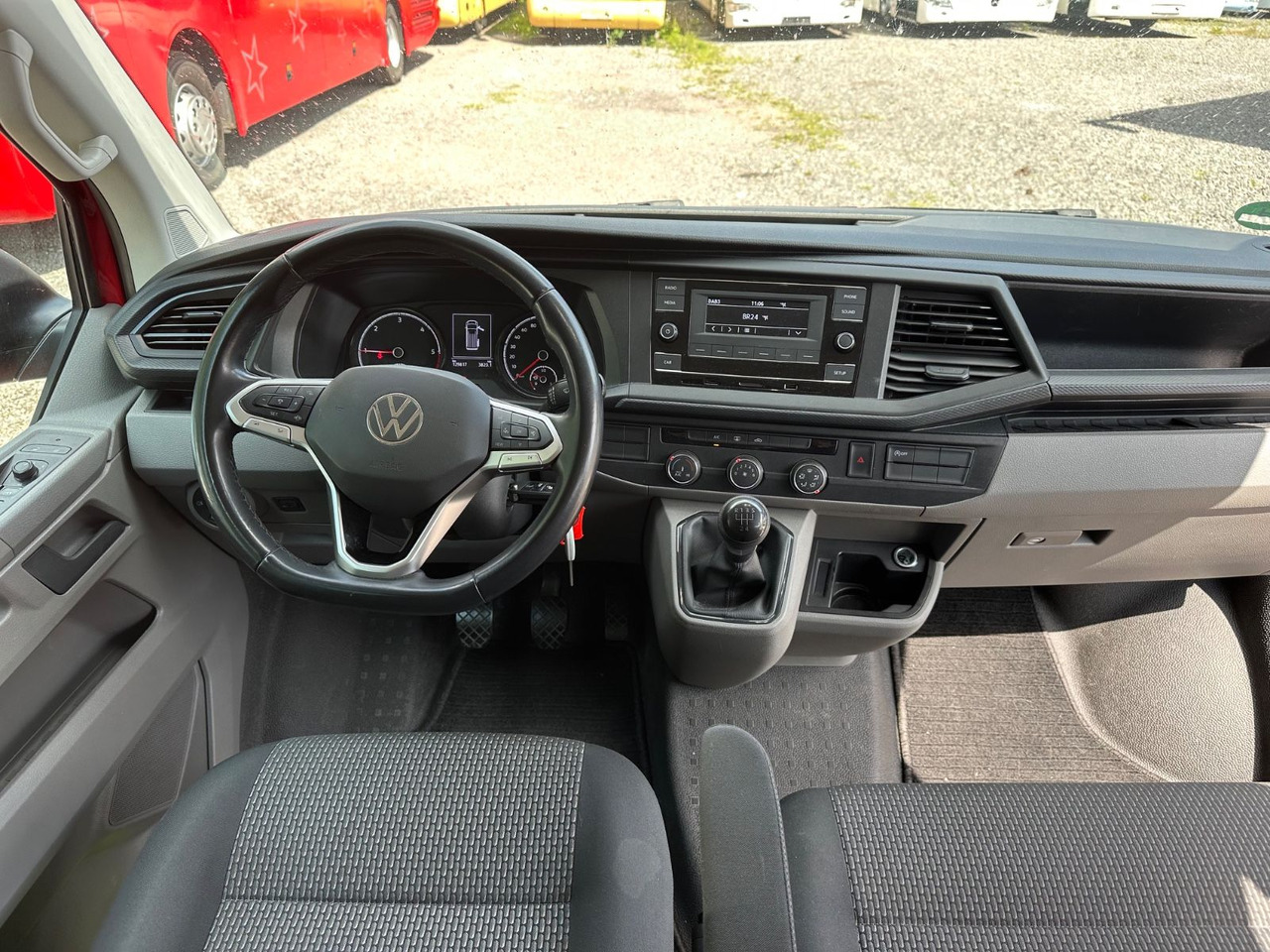 Kisbusz Volkswagen T6 Kombi (PDC Hi*ACC*StandHz*9 Sitzer*AC): 12 kép.