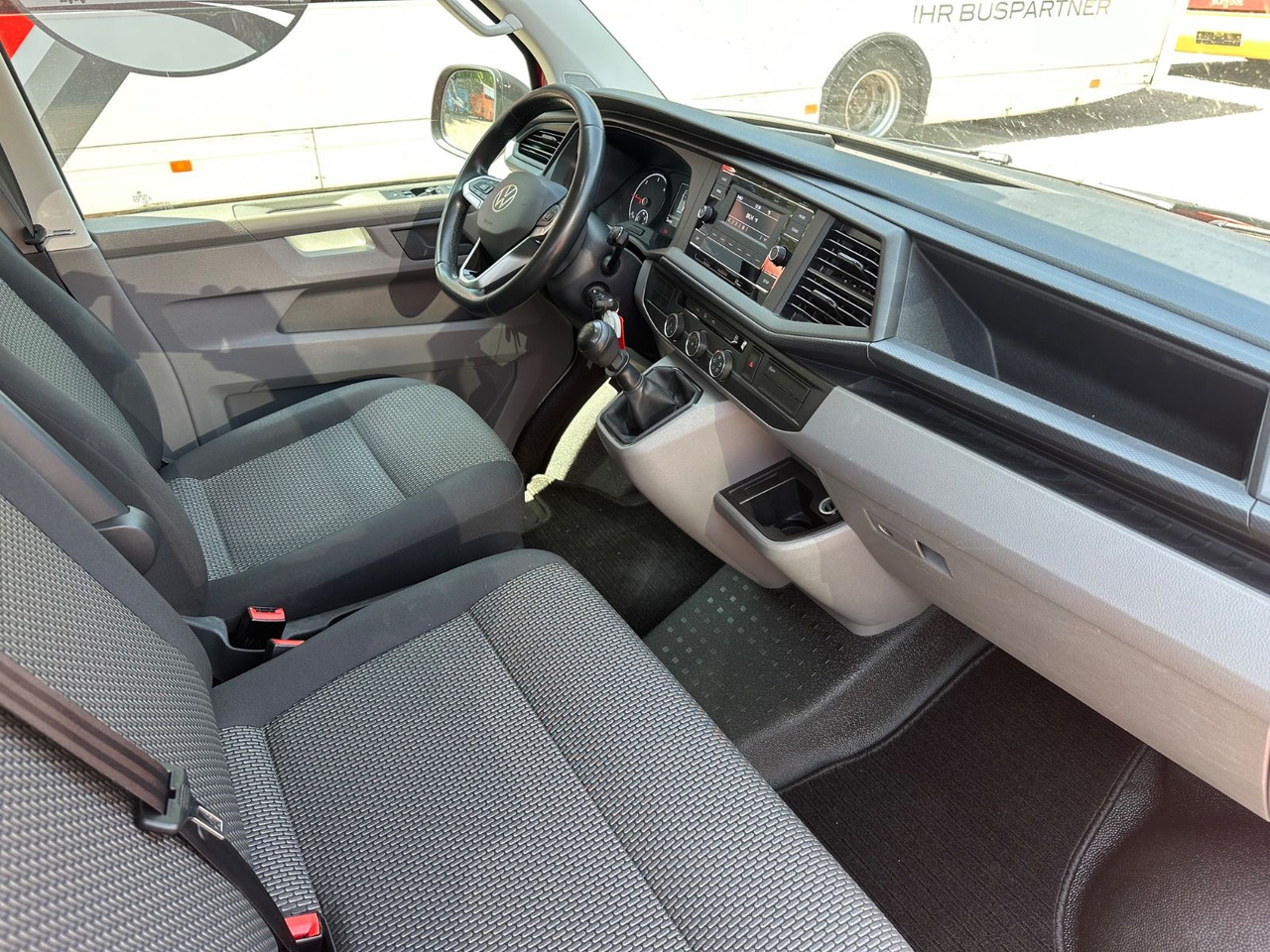 Volkswagen T6 Kombi (PDC Hi*ACC*StandHz*9 Sitzer*AC) - Kisbusz: 5 kép. Volkswagen T6 Kombi (PDC Hi*ACC*StandHz*9 Sitzer*AC) - Kisbusz: 5 kép.