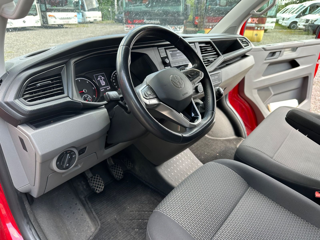 Volkswagen T6 Kombi (PDC Hi*ACC*StandHz*9 Sitzer*AC) - Kisbusz: 3 kép. Volkswagen T6 Kombi (PDC Hi*ACC*StandHz*9 Sitzer*AC) - Kisbusz: 3 kép.