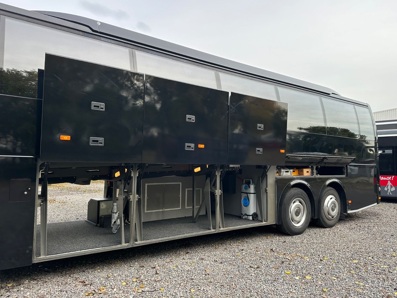 Volvo 9700 HD 6x2 Euro 5(9900*416 HD*Tourismo RHD-M) - Távolsági busz: 3 kép. Volvo 9700 HD 6x2 Euro 5(9900*416 HD*Tourismo RHD-M) - Távolsági busz: 3 kép.