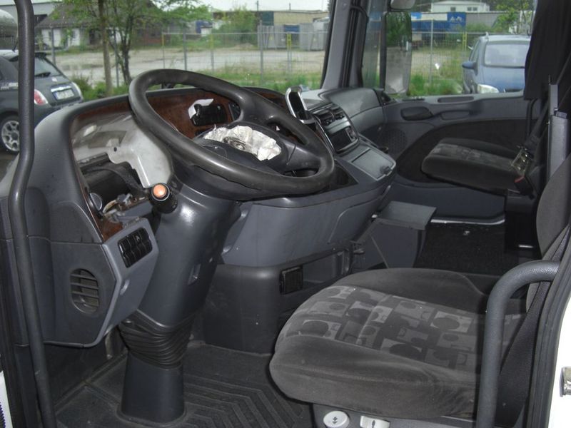 Mercedes-Benz Actros MP2 Megaspace / komplett - Fülke: 3 kép. Mercedes-Benz Actros MP2 Megaspace / komplett - Fülke: 3 kép.